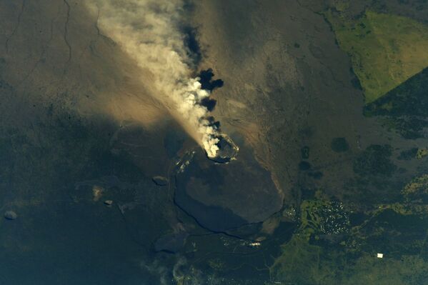 Извержение вулкана на Гавайях, снимок из космоса - Sputnik Казахстан