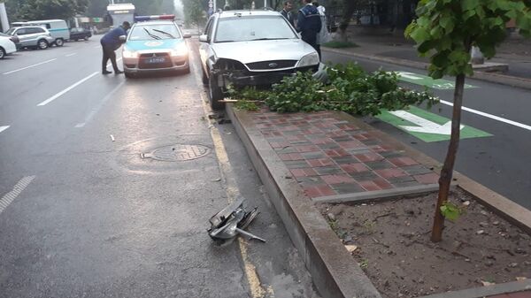 ДТП на пересечении улиц Жибек жолы и Калдаякова ДТП на пересечении улиц Жибек жолы и Калдаякова - Sputnik Казахстан