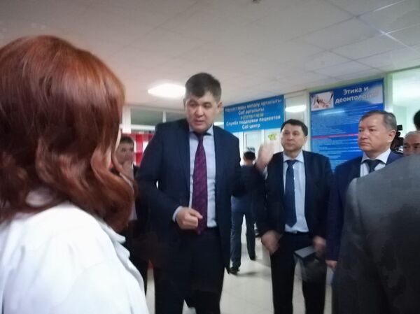 Министр здравоохранения РК Елжан Биртанов посетил райбольницу города Исык Алматинской области - Sputnik Казахстан