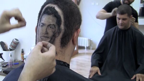 Сербский парикмахер выбрил на затылке клиента портрет Роналду - Sputnik Казахстан