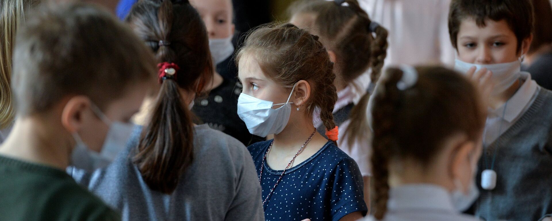 Школьники в медицинских масках, архивное фото - Sputnik Казахстан, 1920, 07.12.2025