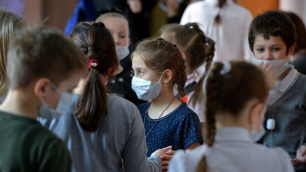 Школьники в медицинских масках, архивное фото - Sputnik Қазақстан