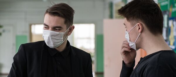 Школьники в медицинских масках, архивное фото Школьники в медицинских масках, архивное фото - Sputnik Казахстан