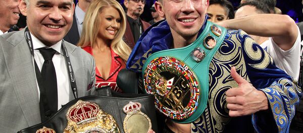 Геннадий Головкин демонстрирует свои титульные пояса после очередного боя, архивное фото - Sputnik Казахстан