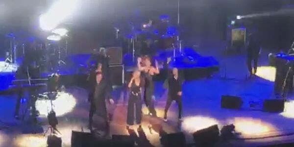 Анжелика Варум спела Зимнюю вишню в Астане Анжелика Варум спела Зимнюю вишню в Астане - Sputnik Казахстан