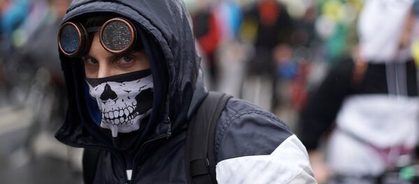 Мужчина в маске, архивное фото Мужчина в маске, архивное фото - Sputnik Казахстан