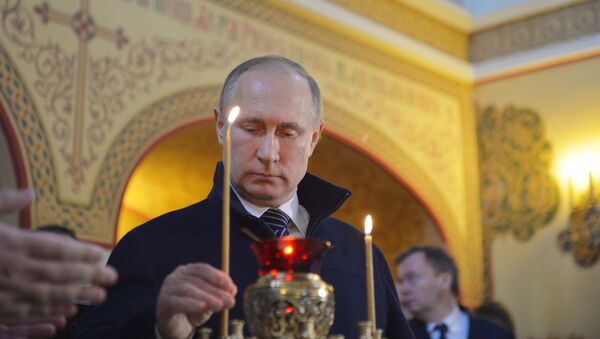 Президент России Владимир Путин в больничном храме, архивное фото - Sputnik Казахстан