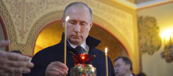 Президент России Владимир Путин в больничном храме, архивное фото - Sputnik Казахстан
