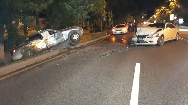 Водитель и пассажир Infiniti попали в больницу после столкновения с Mercedes Водитель и пассажир Infiniti попали в больницу после столкновения с Mercedes - Sputnik Казахстан