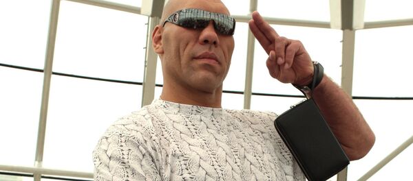 Николай Валуев приложил руку к рельефному отпечатку ладони первого Президента Казахстана на смотровой площадке архитектурного сооружения Байтерек (Дерево жизни) - Sputnik Казахстан