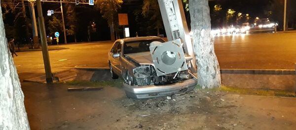 Авто снесло билборд на пересечении улиц Абая и Наурызбай батыра - Sputnik Казахстан