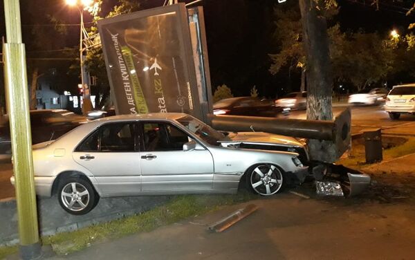 Авто снесло билборд на пересечении улиц Абая и Наурызбай батыра - Sputnik Казахстан