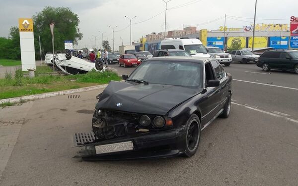 Lada Granta и BMW столкнулись на проспекте Раимбека - Sputnik Казахстан