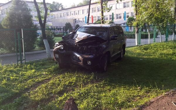Девушка на Toyota Land Cruiser снесла несколько деревьев и врезалась в забор школы - Sputnik Казахстан