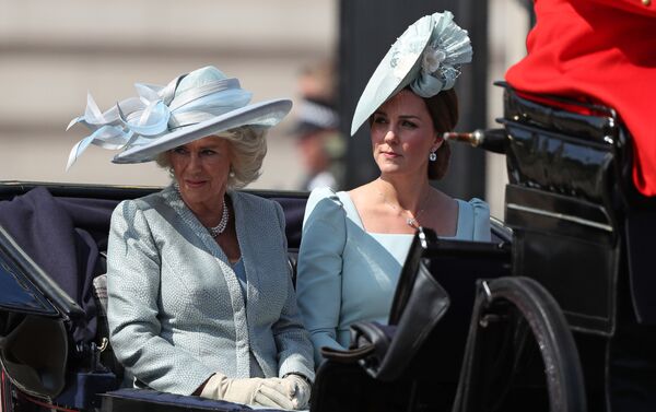 Герцогиня Камилла и герцогиня Кейт на параде в честь дня рождения королевы Елизаветы II - Sputnik Казахстан