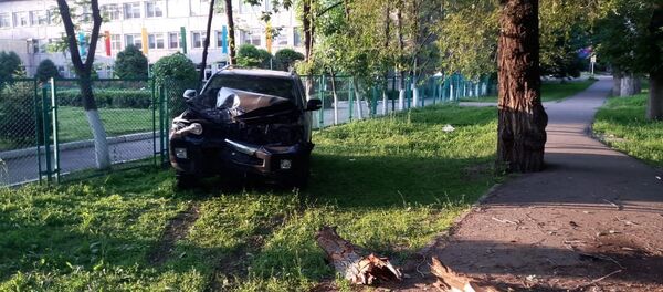 Девушка на Toyota Land Cruiser снесла несколько деревьев и врезалась в забор школы Девушка на Toyota Land Cruiser снесла несколько деревьев и врезалась в забор школы - Sputnik Казахстан