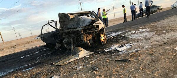 Автомобиль полностью сгорел на трассе близ Жанаозена - Sputnik Казахстан