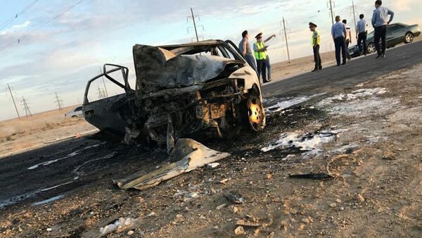 Автомобиль полностью сгорел на трассе близ Жанаозена - Sputnik Казахстан