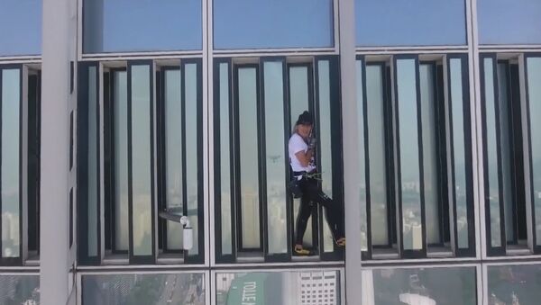 Человек-паук попытался взобраться на небоскрёб в Сеуле - Sputnik Казахстан
