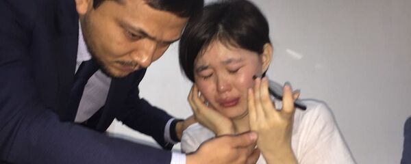 Акжаркын Турлыбай при просмотре фото и видео семьи, архивное фото - Sputnik Казахстан