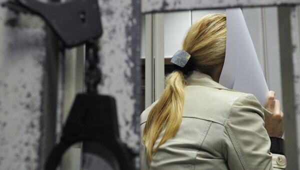 Женщина в клетке для подсудимых. архивное фото - Sputnik Қазақстан