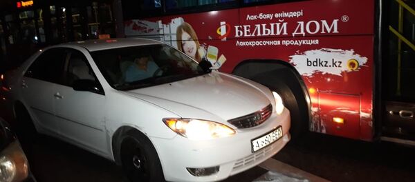 Столкновение автобуса и легковушки на Абая - Жарокова - Sputnik Казахстан