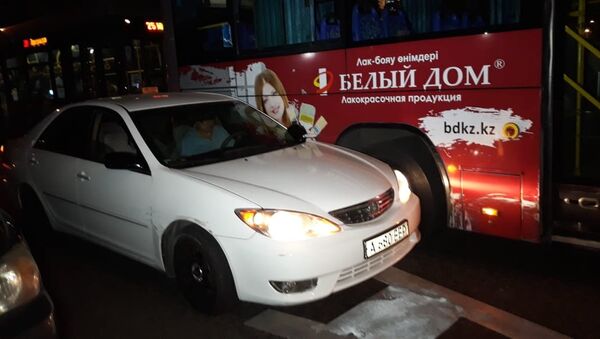 Столкновение автобуса и легковушки на Абая - Жарокова - Sputnik Казахстан