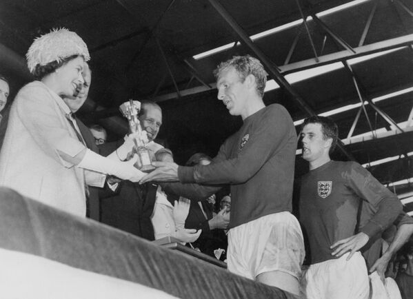 Королева Елизавета II вручает кубок сборной Англии, архивное фото - Sputnik Казахстан
