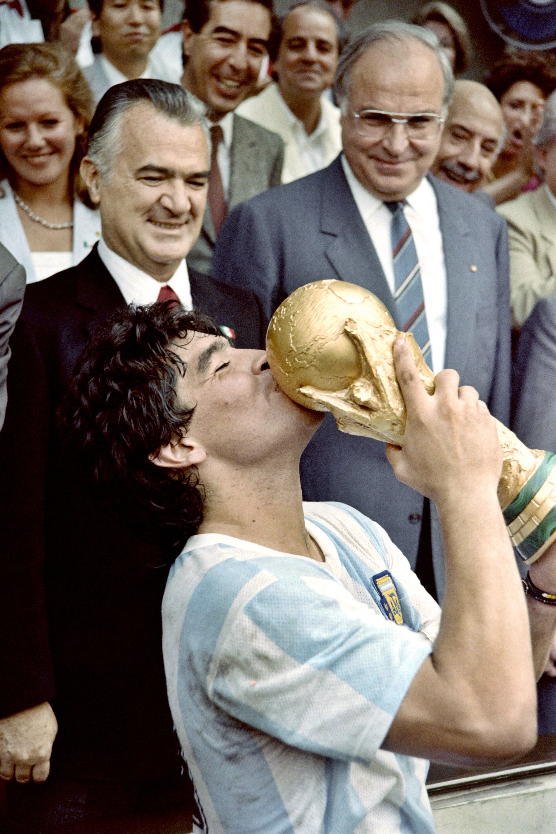 Диего Марадона во время вручения Кубка мира - Sputnik Казахстан, 1920, 29.10.2022