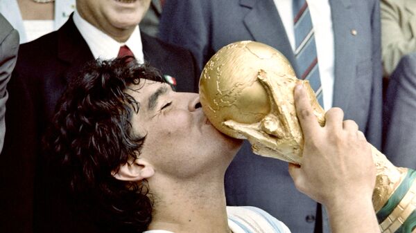 Диего Марадона во время вручения Кубка мира - Sputnik Қазақстан