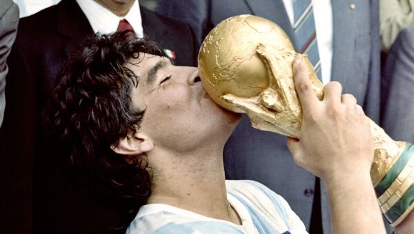 Диего Марадона во время вручения Кубка мира - Sputnik Казахстан