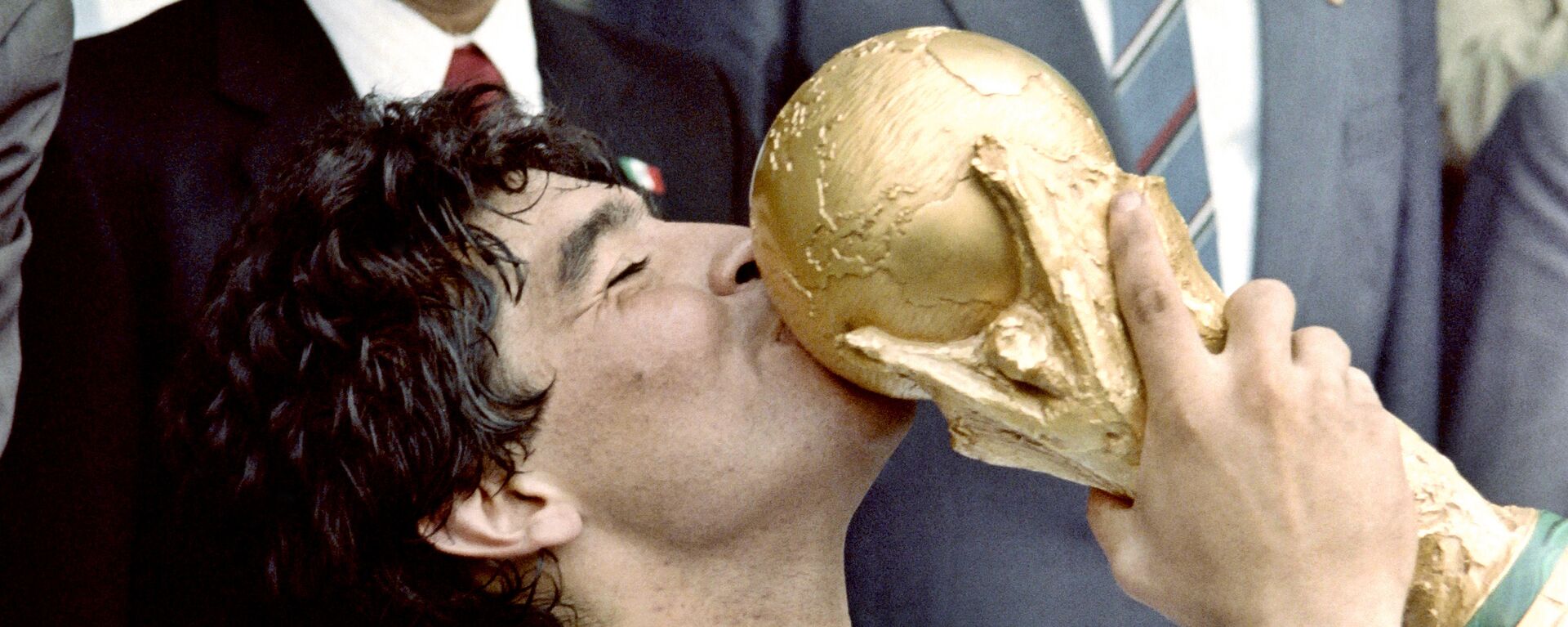 Диего Марадона во время вручения Кубка мира - Sputnik Казахстан, 1920, 27.04.2021