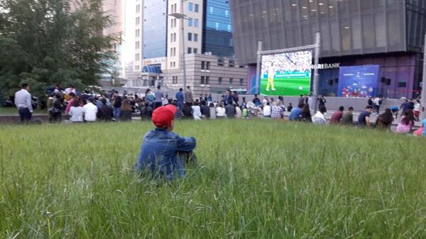 Астанчане смотрели матч Россия - Саудовская Аравия перед КазМедиа - Sputnik Казахстан