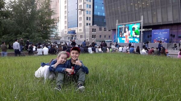 Астанчане смотрели матч Россия - Саудовская Аравия перед КазМедиа - Sputnik Казахстан