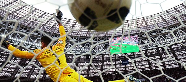 Вратарь Абдаллах Аль-Муаиуф (Саудовская Аравия) пропускает мяч в матче Россия - Саудовская Аравия Вратарь Абдаллах Аль-Муаиуф (Саудовская Аравия) пропускает мяч в матче Россия - Саудовская Аравия - Sputnik Казахстан