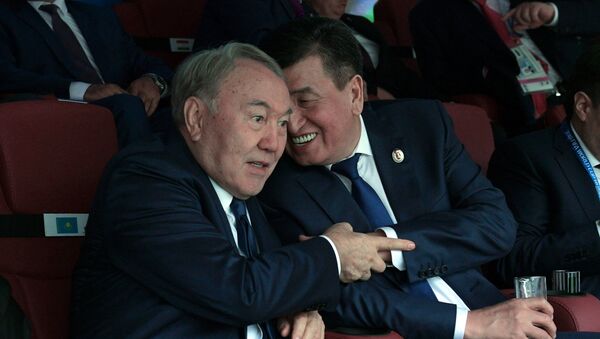 Президент Казахстана Нурсултан Назарбаев (слева) и президент Кыргызстана Сооронбай Жээнбеков на церемонии открытия чемпионата мира по футболу 2018 - Sputnik Казахстан