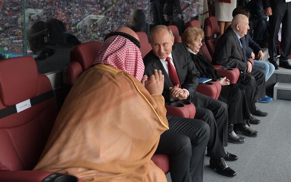 Президент РФ Владимир Путин и наследный принц Саудовской Аравии Мухаммед ибн Салман Аль Сауд во время матча группового этапа чемпионата мира по футболу между сборными России и Саудовской Аравии - Sputnik Казахстан