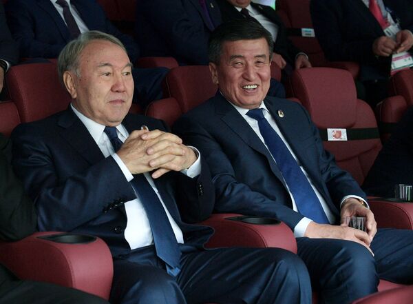 Президент Казахстана Нурсултан Назарбаев (слева) и президент Кыргызстана Сооронбай Жээнбеков на церемонии открытия чемпионата мира по футболу 2018 - Sputnik Казахстан