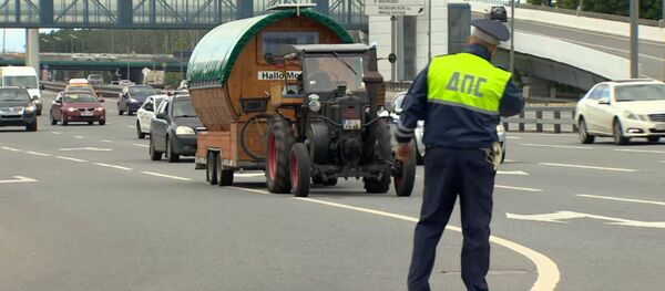 Германиялық зейнеткер Мәскеуге трактормен келді - Sputnik Қазақстан