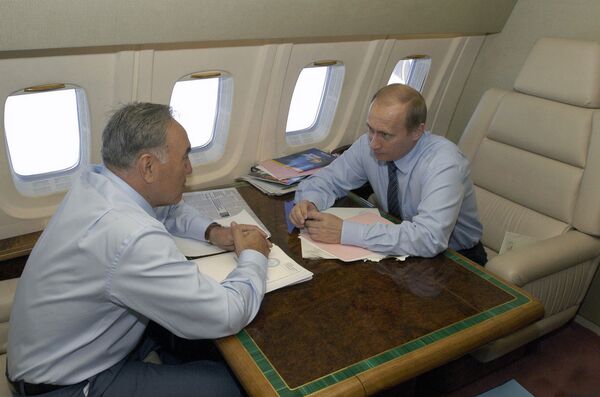 Президенты России и Казахстана во время полета в Алматы обсуждают итоги прошедших накануне в Астане саммитов ЕврАзЭС и ОДКБ. - Sputnik Казахстан