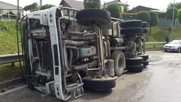 Бетономешалка опрокинулась при повороте - Sputnik Казахстан