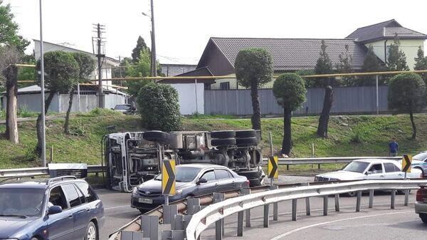 Бетономешалка опрокинулась при повороте - Sputnik Казахстан