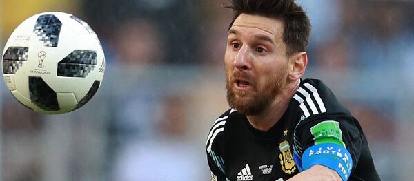 Лионель Месси (Аргентина) в матче чемпионата мира по футболу между сборными Аргентины и Исландии. - Sputnik Казахстан