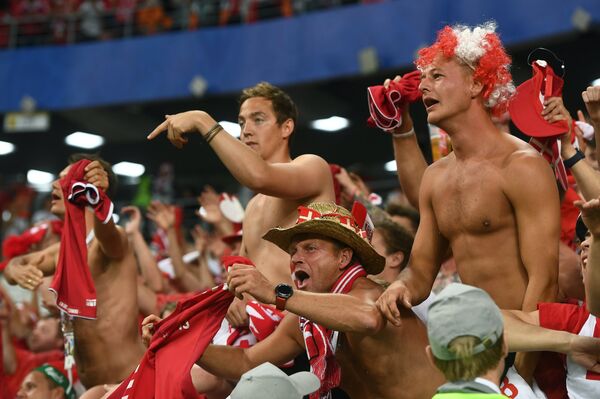Болельщики сборной Дании на матче между сборными Перу и Дании - Sputnik Казахстан