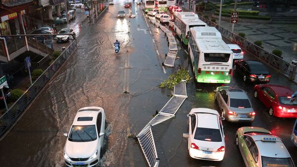 Затопленные дождем улицы после сильного дождя в городе Циндао, Китай - Sputnik Казахстан