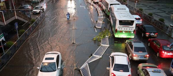 Затопленные дождем улицы после сильного дождя в городе Циндао, Китай - Sputnik Казахстан