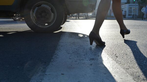 Женщину переходит дорогу, архивное фото - Sputnik Казахстан