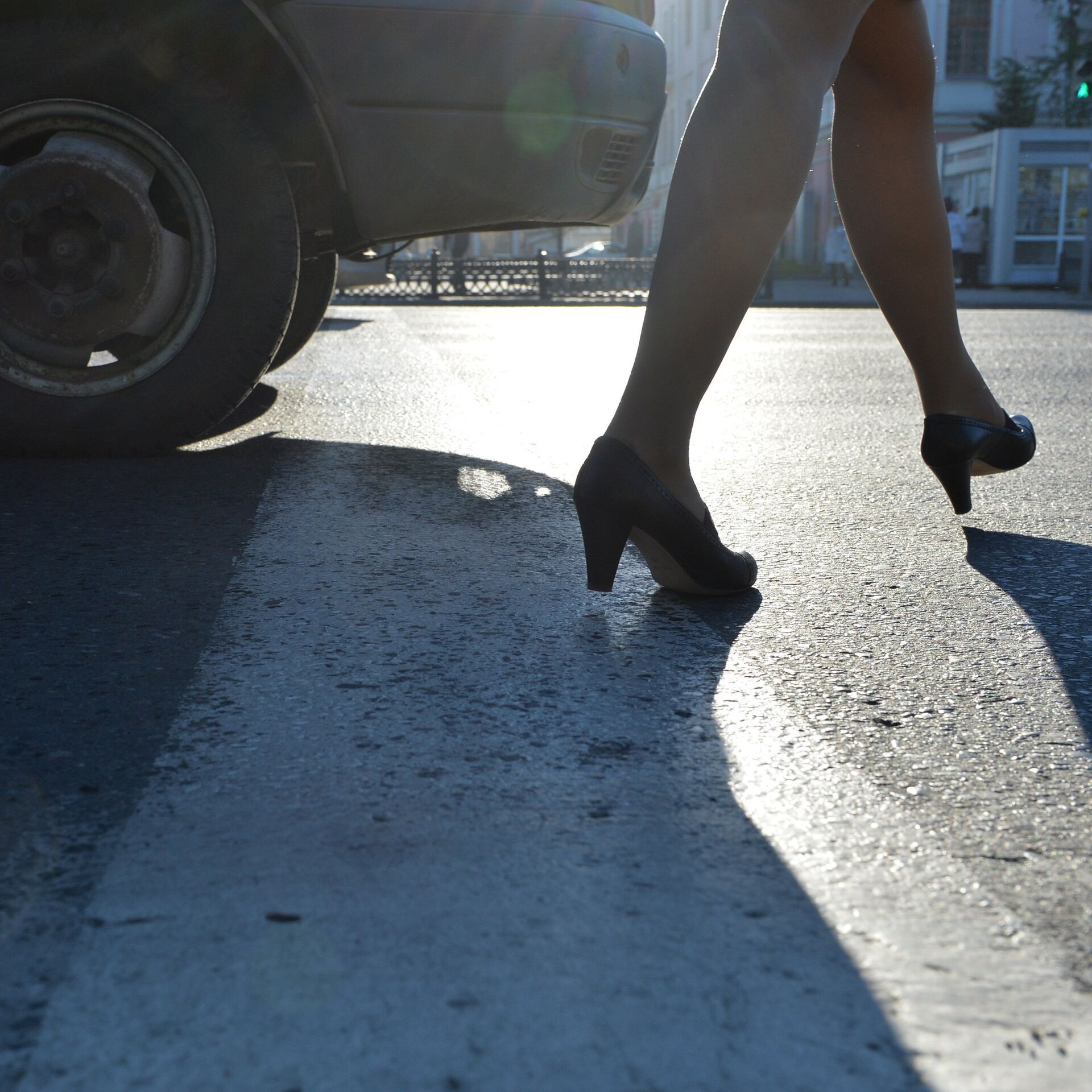 Чуть чуть проехал. Женщина переходит дорогу. Женщина на дороге. Девушка перебегает дорогу. Переходит дорогу в неположенном месте.