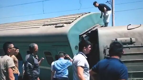 Пассажирский поезд сошел с рельсов в Казахстане. Съемка с места ЧП - Sputnik Казахстан