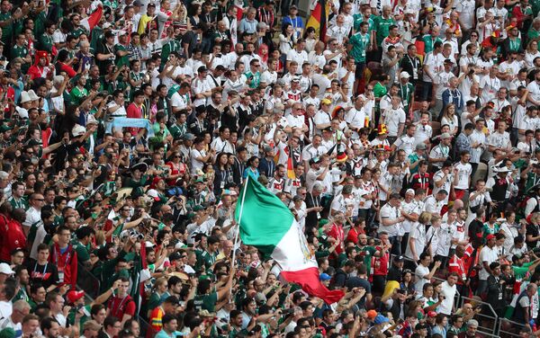 Болельщики перед матчем ЧМ-2018 по футболу между сборными Германии и Мексики - Sputnik Казахстан